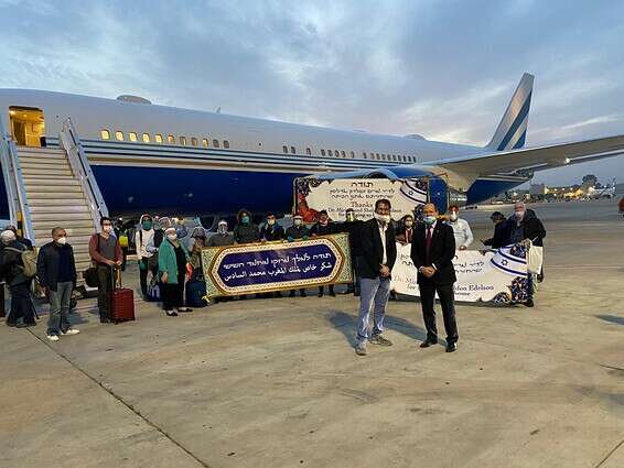 ח"כ ברקת והעורך הראשי של "ישראל היום" בועז ביסמוט יחד עם הנוחתים